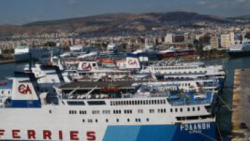 Μαζεύουν τα πλοία – φαντάσματα από το λιμάνι του Πειραιά  