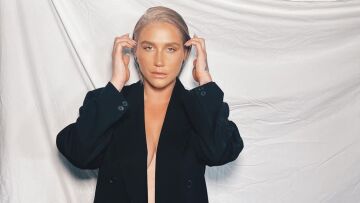 Kesha: Φωτογραφίζεται γυμνή στο ποτάμι