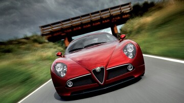 Δοκιμάζουμε την Alfa Romeo 8C! (Video)