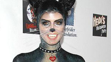 Miley Cyrus: Ημίγυμνη πριν και ντυμένη μετά το μπάνιο