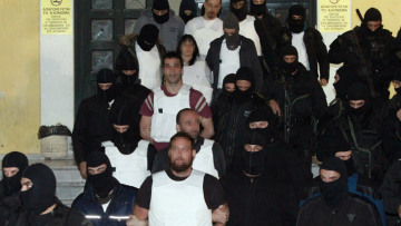 Στόματα ερμητικά κλειστά από τους έξι