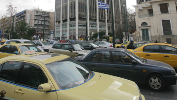 Βροχή, πορείες και απεργίες έκαναν αδιάβατη την Αθήνα
