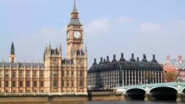 Miley Cyrus: Στα πατώματα με μια μαϊμού!