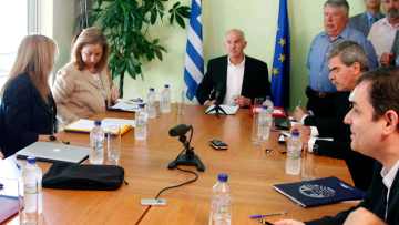 «Μη μας βομβαρδίσετε, βοηθήστε μας»