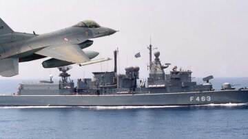 Χαμηλή πτήση και «επιδρομή» στη φρεγάτα Σαλαμίς