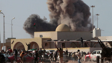 Συνεχίζει το «σφυροκόπημα» ο Καντάφι