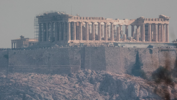 Φωτιά στην Πάρνηθα: Ο καπνός σκεπάζει τον ουρανό της Αθήνας - Δείτε φωτογραφίες και βίντεο