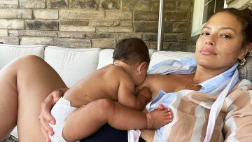 Άσλει Γκράχαμ: «Μάνα είναι μόνο μία» - Θηλάζει με αυτοπεποίθηση τον 8 μηνών γιο της στο instagram 