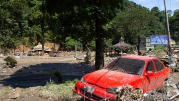 Ινδονησία: Τουλάχιστον 34 νεκροί και 16 αγνοούμενοι από πλημμύρες και κατολισθήσεις 