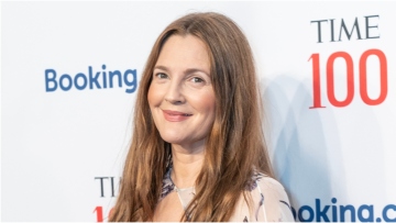 Nτρου Μπάριμορ: Χάιδεψε το χέρι της Όπρα Γουίνφρεϊ κατά τη διάρκεια συνέντευξης και προκάλεσε αντιδράσεις