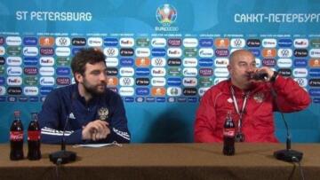 Κόντρα σε όλους ο προπονητής της Ρωσίας: Ήπιε την Coca-Cola στη συνέντευξη Τύπου!