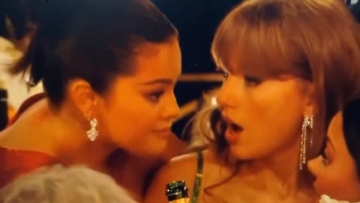 Χρυσές Σφαίρες: Χαμός με το «πηγαδάκι» Σουίφτ και Γκόμεζ - Τις έπιασε η κάμερα να κουτσομπολεύουν την Τζένερ;