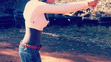 Η Ρίβα ποζάρει με το όπλο που την σκότωσε ο Πιστόριους!