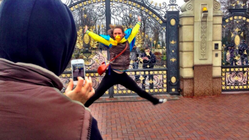 Φωτογραφίες: Οι Ουκρανοί πανηγυρίζουν στο πρόεδρικό μέγαρο