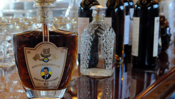 Ο Γιανουκόβιτς είχε βάλει τη φωτογραφία του μέχρι και στο μπράντι που έπινε