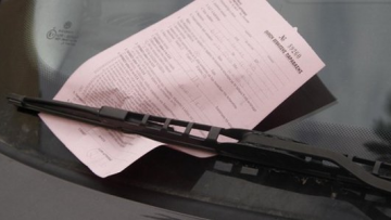 Ακόμα και τον Δεκαπενταύγουστο βρέθηκαν 61 οδηγοί να παρκάρουν παράνομα