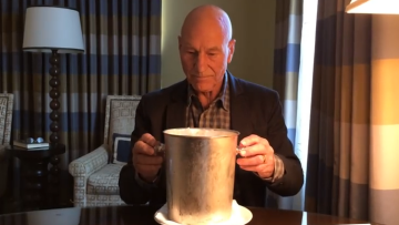 Ο Βρετανός ηθοποιός Patrick Stewart δείχνει πώς γίνεται το «ice bucket challenge»