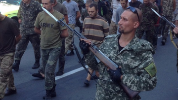 Ουκρανία: Φιλορώσοι υποχρέωσαν κρατούμενους πολέμου να παρελάσουν! 