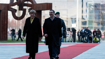 Καρέ-καρέ η υποδοχή του Αλέξη Τσίπρα στην Καγκελαρία