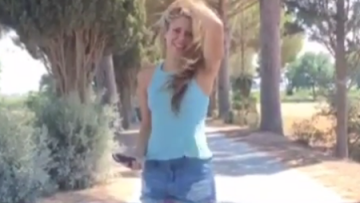 Οι προσπάθειες της Shakira για να βγάλει μία καλή selfie 