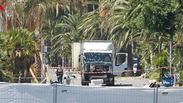 Γαλλικά ΜΜΕ: Οι αρχές είπαν ψέματα για το μακελειό στο Νίκαια