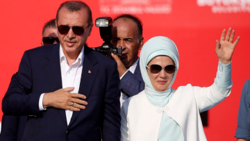 Σόου Ερντογάν για το αποτυχημένο πραξικόπημα - «Είσαι δώρο από τον Θεό»