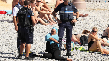 Φωτογραφίες: Γάλλοι αστυνομικοί αναγκάζουν γυναίκα να βγάλει το μπουρκίνι