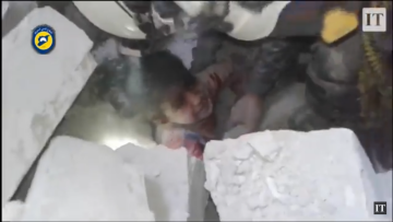 Συγκλονιστικό βίντεο: Διασώστες στο Χαλέπι βγάζουν από τα συντρίμμια μικρό αγόρι