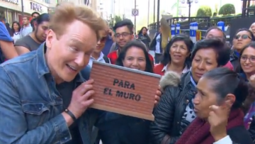 Ξεκαρδιστικό βίντεο: Αμερικανός παρουσιαστής ζητά από τους Μεξικανούς να πληρώσουν για το τείχος