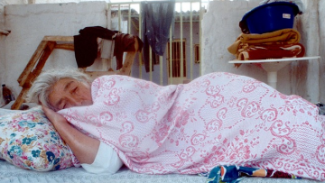 Σοκ στην Κρήτη: Έβαλε κάμερες και είδε την ανήμπορη μητέρα της να κακοποιείται