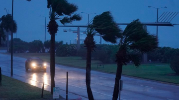 Κάθε μέρα και πιο ισχυρός ο Χάρβεϊ - Εκκενώνονται και σήμερα περιοχές στο Χιούστον