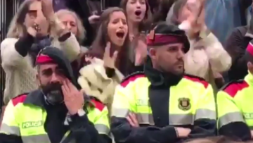 Βίντεο: Καταλανοί αστυνομικοί ξεσπούν σε κλάματα ενώ προστατεύουν διαδηλωτές