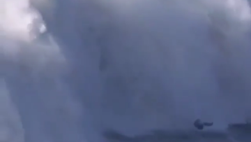 Σοκαριστικό βίντεο: Σέρφερ σπάει την πλάτη του όταν τον χτυπάει κύμα 15 μέτρων