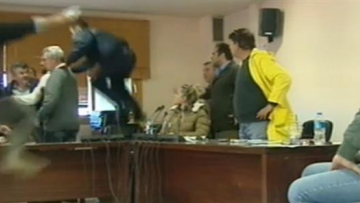 Ένταση και επεισόδια στο δημοτικό συμβούλιο Μάνδρας