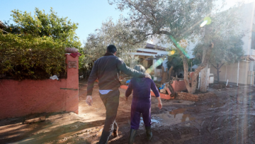 Ο Κυριάκος Μητσοτάκης με λασπωμένες μπότες στην Μάνδρα