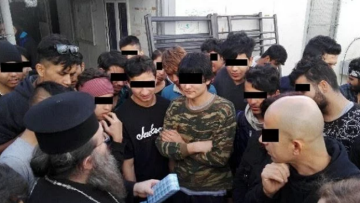 Χίος: Ρούχα και τρόφιμα από τον μητροπολίτη σε προσφυγόπουλα