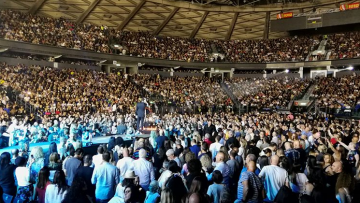 Νίκος Βέρτης: 15.000 θαυμαστές αποθέωσαν τον δημοφιλή καλλιτέχνη στο Τελ Αβίβ