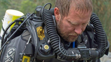 Ταϊλάνδη: Ο Αυστραλός γιατρός που φρόντισε τα παιδιά μέσα στο σπήλαιο, μόλις βγήκε έμαθε ότι πέθανε ο πατέρας του