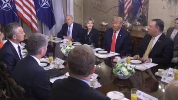 Στη Σύνοδο του ΝΑΤΟ ο Τραμπ:  «Η Γερμανία είναι όμηρος της Ρωσίας» 