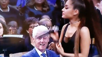 Απίστευτος Κλίντον: «Έγδυσε» με τα μάτια την Αριάνα  Γκράντε  στην κηδεία της Αρίθα Φράνκλιν!