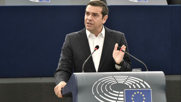 ΝΔ: Σε ρόλο κομματάρχη ο Τσίπρας μετέφερε στο Στρασβούργο την εσωτερική κόντρα του με τον Μητσοτάκη