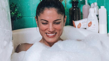 Η Μαίρη Συνατσάκη έγινε 34 και έσβησε... burger! 