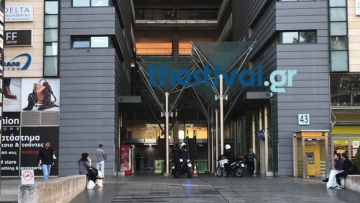 Σοκ στη Θεσσαλονίκη: Άνδρας έπεσε από τον πέμπτο όροφο εμπορικού κέντρου 