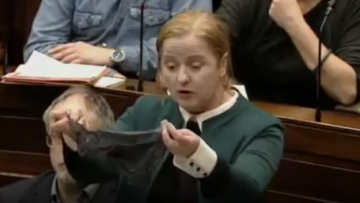 Ιρλανδία: Σάλος μετά την αθώωση 27χρονου για βιασμό - Βουλευτής έδειξε το εσώρουχό της στη Βουλή