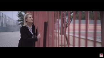 Νέο τραγούδι και βίντεο κλιπ από τη Βίκυ Καρατζόγλου