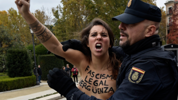 Ισπανία: Γυμνόστηθες Femen σταμάτησαν πορεία υπέρ του δικτάτορα Φράνκο