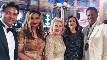 Βίντεο-υπερπαραγωγή: Η Χίλαρι Κλίντον χορεύει σε ρυθμό... Μπόλιγουντ σε γάμο Ινδού μεγιστάνα