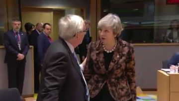 Γιούνκερ για τον έντονο διάλογο με τη Μέι: «Πάντως δεν χορεύαμε»