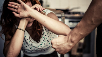 Κορωνοϊός: «Μένουμε σπίτι, αλλά μένουμε ασφαλείς» - Γραμμή SOS 15900 για τα θύματα ενδοοικογενειακής βίας