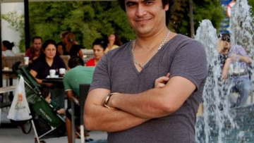 Ρουχολάχ Ζαμ: Ο εξόριστος ρεπόρτερ που συντόνιζε τις διαδηλώσεις στο Ιράν μέσω ενός app